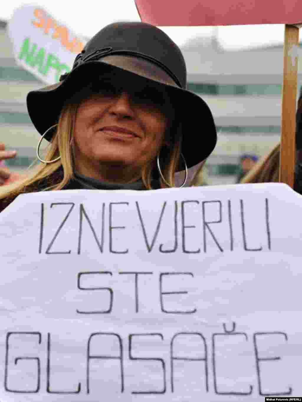 Mirni protest žena ispred zgrade Parlamenta BiH zbog neformiranja državne vlasti i ignorisanja Zakona o ravnopravnosti spolova, Sarajevo, 24.11.2011.