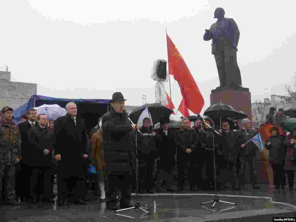 Акмәчәттә регионнар фракциясе оештырган митингта Кырым Югары Радасы депутаты Лентун Безазиев чыгыш ясый
