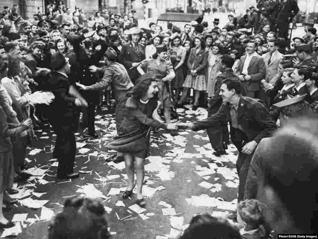 Britanke plešu na ulicama s američkim vojnicima, London, 8. maj 1945., dan kapitulacije nacističke Njemačke.