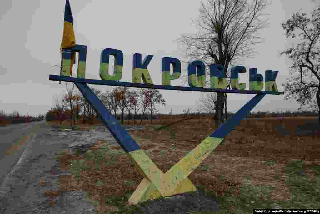 Указатель на окраине города. С тяжелым сердцем мы покидаем Покровск. Похоже, скоро вернемся в город, чтобы снимать уличные бои. Вспоминаем слова хозяйки магазина Светланы Ярославовны: «Я верю в Бога и в ВСУ, на них я возлагаю свою надежду»