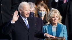 Joe Biden duke bërë betimin.