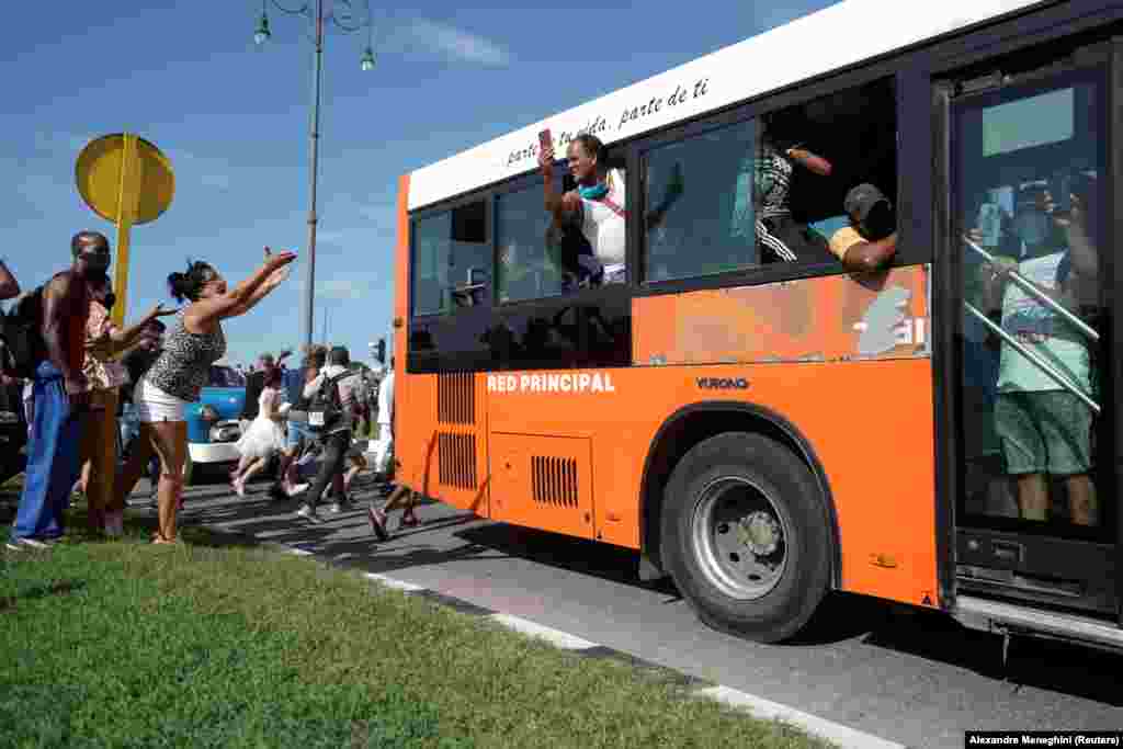Njerëzit iu kërkojnë pasagjerëve të një autobusi t'i bashkohen një proteste antiqeveritare, në Havanë.