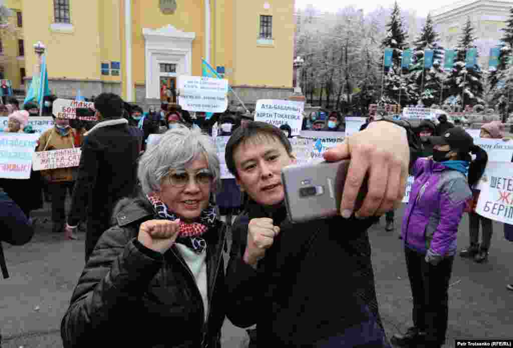 Журналистка Гульжан Ергалиева и политический активист Жанболат Мамай делают селфи на фоне собравшихся на митинг людей. Во время своего выступления Ергалиева зачитала открытое обращение к экс-президенту Казахстана Нурсултану Назарбаеву, в котором напомнила о том, что он так и не выполнил обещания построить государство, основанное на принципах демократии и честных выборов. — Ваша власть создала законы, которые ограничивают конституционное право граждан избирать и быть избранными, создав такой барьер, как право быть избранными только лишь по партийным спискам. То есть 11 миллионов беспартийных граждан не имеют права избираться в представительские органы страны, что составляет более 90 процентов всего совершеннолетнего населения нашего государства. За что вы их так наказываете? — задалась вопросом Ергалиева.
