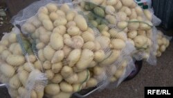 Картофель на рынке.