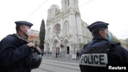 Francia rendőrök Nizzában a bazilikában történt halálos támadás után. 