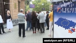 Армениянын Евробиримдикке кошулуусу боюнча референдумду колдоо үчүн кол топтоо учуру. Ереван, сентябрь, 2024-жыл.