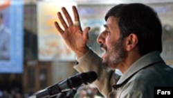 نامه آقای احمدی نژاد خطاب به غلامحسين الهام، سخنگوی دولت ايران و در پاسخ به نامه او در تاريخ ۲۸ فروردين ماه گذشته نوشته است. (عکس از فارس)