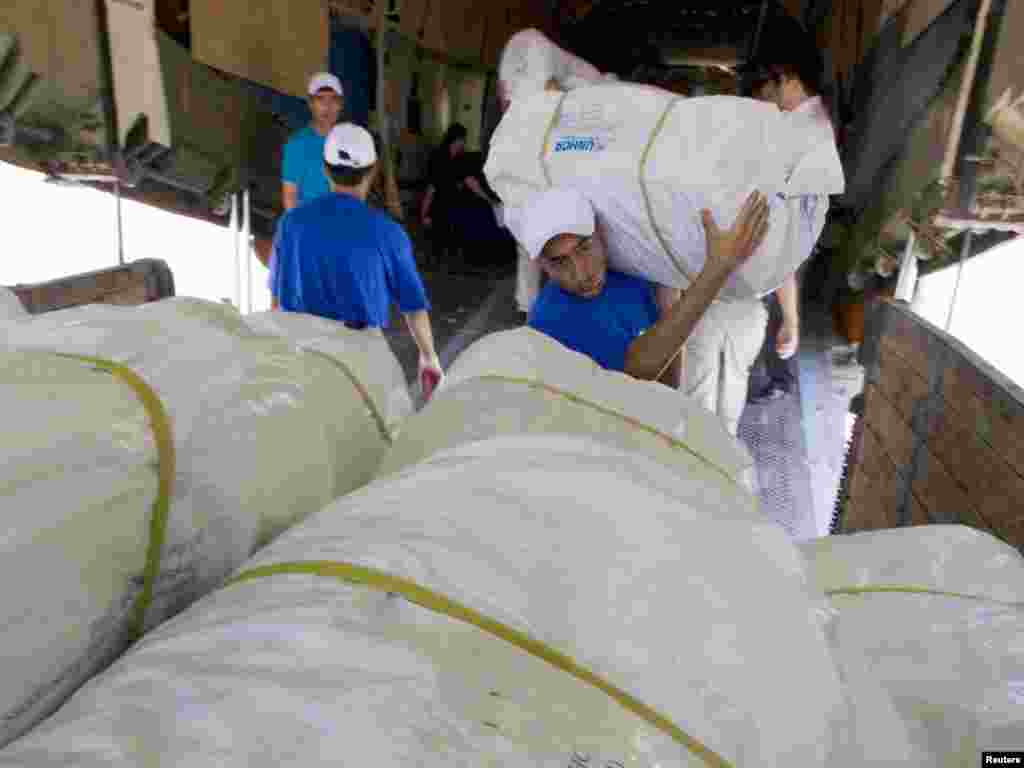Uzbekistan - Humanitarna pomoć UNHCR-a na aerodromu u Andizhanu, namijenjena izbjeglicama u međuetničkim sukobima u Kirgizstanu