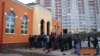 Гаеткә килүчеләр мәчет алдында да төзелешеп намаз укыдылар