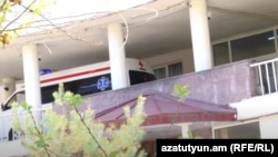 Շտապ բուժօգնության ավտոմեքենա Երևանի «Սուրբ Գրիգոր Լուսավորիչ» բժշկական կենտրոնի ընդունարանի դիմաց, արխիվ 