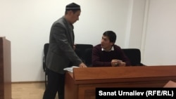 Заңгер Арман Әбдірашит (сол жақта) пен Орал тұрғыны Әсет Сұлтан №2 азаматтық істер сотында сот аяқталған соң. 13 қараша 2017 жыл.