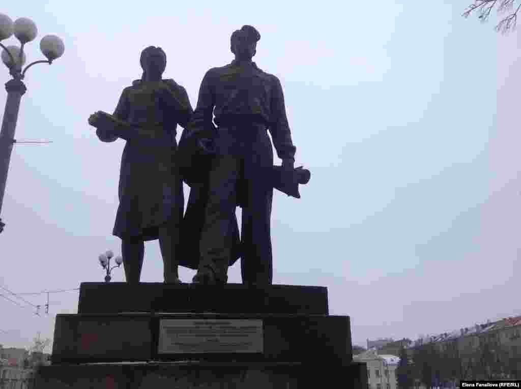 Скульптура "Учащаяся молодежь".