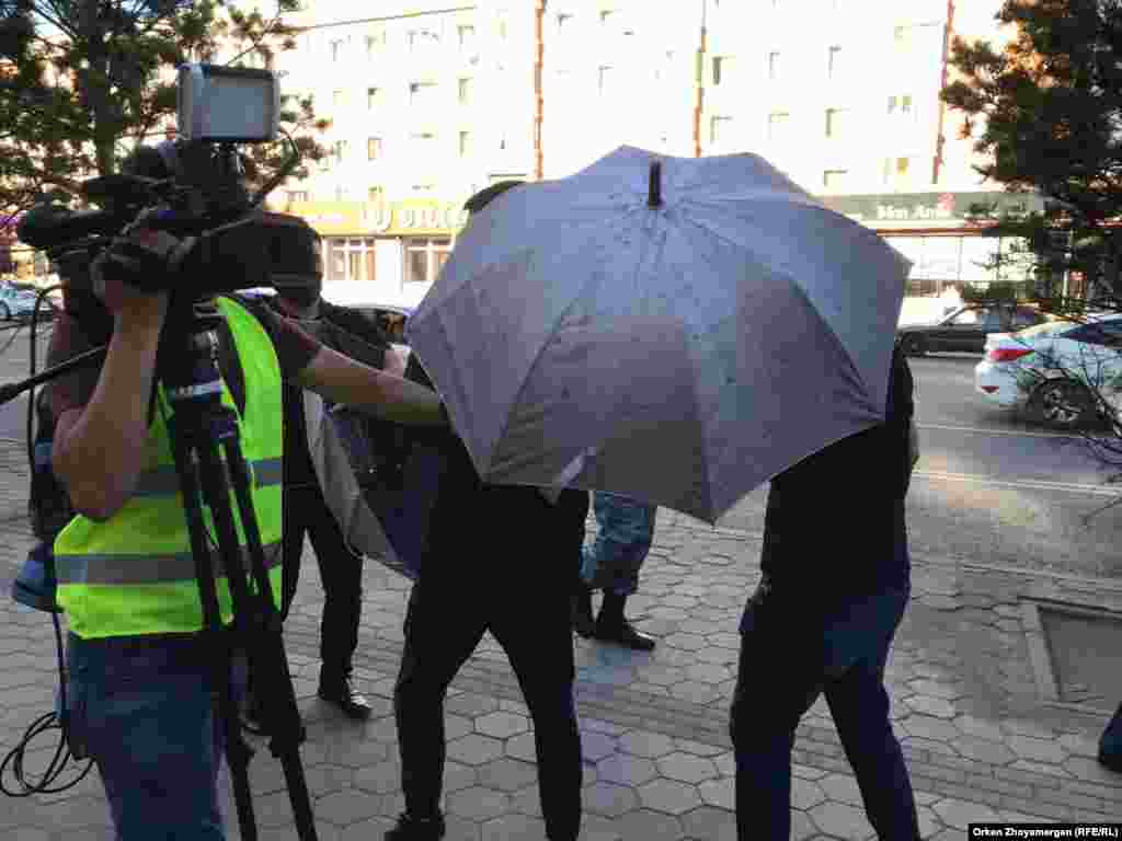В Нур-Султане в День столицы задержали несколько сотен людей. Снимавшим задержания репортерам Азаттыка неизвестные чинили препятствия. Двое мужчин закрывали зонтами объектив камеры, другой неизвестный распылил перцовый баллон в сторону журналистов. 