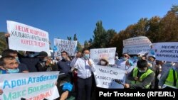 Демократиялық партия құру жөніндегі бастамашы топ жетекшісі Жанболат Мамай "несие амнистиясы", жерді шетелдіктерге сатпау және Қытайдың Қазақстандағы елшісі Чжан Сяоны елден шығаруды талап еткен митинг өткізіп тұр. Алматы, 13 қыркүйек, 2020 жыл.
