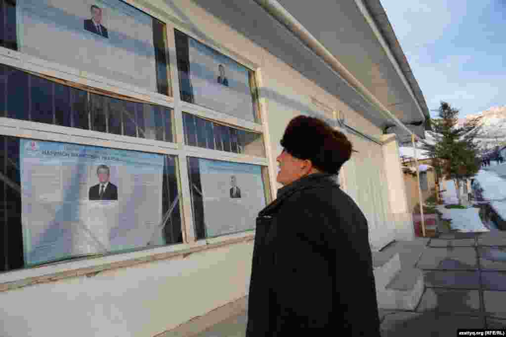 В избирательных бюллетенях - четыре фамилии. Кандидатами на пост главы государства являются премьер-министр и фаворит предвыборной гонки Шавкат Мирзияев, который исполняет обязанности президента; Хотамжон Кетмонов от Народно-демократической партии; Сарвар Отамуратов от партии «Миллий Тикланиш»; Нариман Умаров от партии «Адолат». 