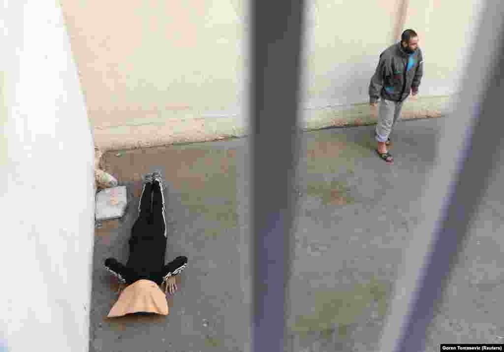 Подозреваемый в причастности к ИГ делает зарядку в тюрьме в Эль-Хасаке.