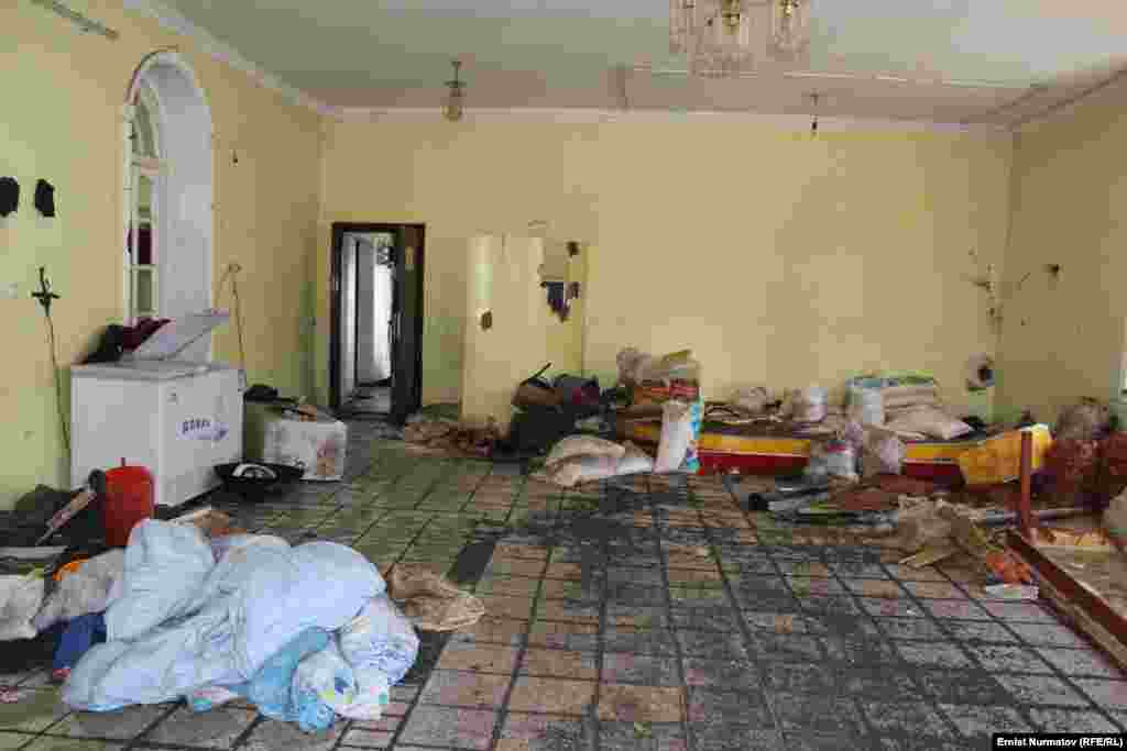 Окуя боюнча 10 тергөөчү иштей баштады, жалпысынан 200дөй адам суракка алынат. Ушул тапта түрдүү жараат алып, 18 адам ооруканада жатат.