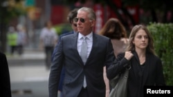 Charles McGonigal, bivši dužnosnik FBI-a koji je optužen da je radio za sankcioniranog ruskog oligarha Olega Deripasku, stiže na Savezni sud u New Yorku, SAD, 15. kolovoza 2023.