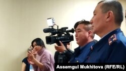 31 наурызда Нұр-Сұлтан әуежайында журналист Светлана Глушкованы тоқтатып, хаттама толтырған инспектор Құдайберген Аринов пен Сарыарқа аудандық полиция басқармасы бастығының орынбасары Қанат Жұмағалиев (оң жақта).
