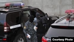 Полицейские задерживают лиц, подозреваемых в совершении тяжких преступлений, Ереван, 23 сентября 2011 г. (фотография – Гагик Шамшян)