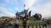 Люди збираються на площі Саадалла аль-Джабірі в місті Алеппо після того, як командування сирійської армії сповістило офіцерів про кінець 24-річного авторитарного правління президента Башара аль-Асада, повідомив агентство Reuters сирійський офіцер, який був поінформований про цей крок після швидкого наступу повстанців, які раптово захопили столицю Сирії Дамаск. Алеппо, Сирія, 8 грудня 2024 року