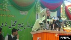 استاد محمد اصف صمیم د نارنج ګل د مشاعرې ګډونوالو ته وینا کوي . 