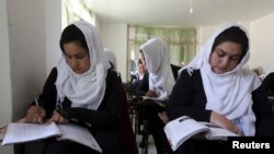 آرشیف - شماری از دانش آموزان دختر