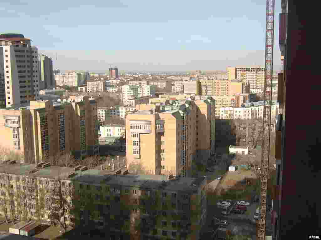 Астана - Шолпан сияқты мыңдаған жастардың бақыт іздеп келген арман қаласы. - Астана, город-мечта Шолпан и десятков тысяч других молодых людей, кто ищет счастье в новой столице Казахстана.