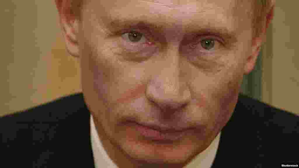 Владимир Путин во время визита в Болгарию. Январь 2008 года. В мае того же года по предложению Путина главой государства был избран бывший премьер Дмитрий Медведев. Сам Владимир Путин после двух президентских сроков подряд занял пост главы правительства, "поменявшись местами" с Медведевым. Как выяснилось, только на четыре года.