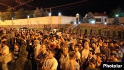 Հուլիսի 8-ի բողոքի ակցիան Ռուբեն Հայրապետյանի առանձնատան մոտ