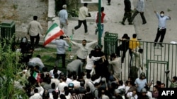  مهاجمان لباس شخصی در حال حمله به تجمع دانشجويان در دانشگاه تهران 