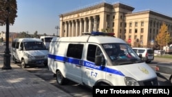 Митинг өтеді деген күні Астана алаңында тұрған полиция газельдері. Қазан айы, 2020 жыл.