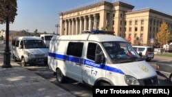 Микроавтобусы полиции у площади Астана в Алматы. 26 октября 2019 года.