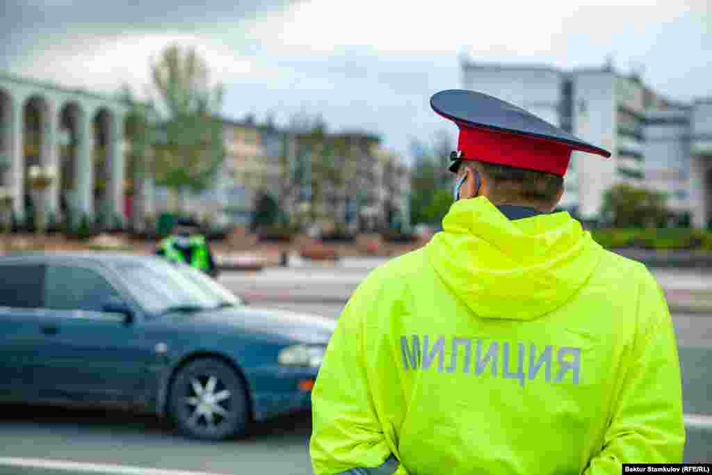 Ала-Тоо аянтында турган милиция кызматкери. 