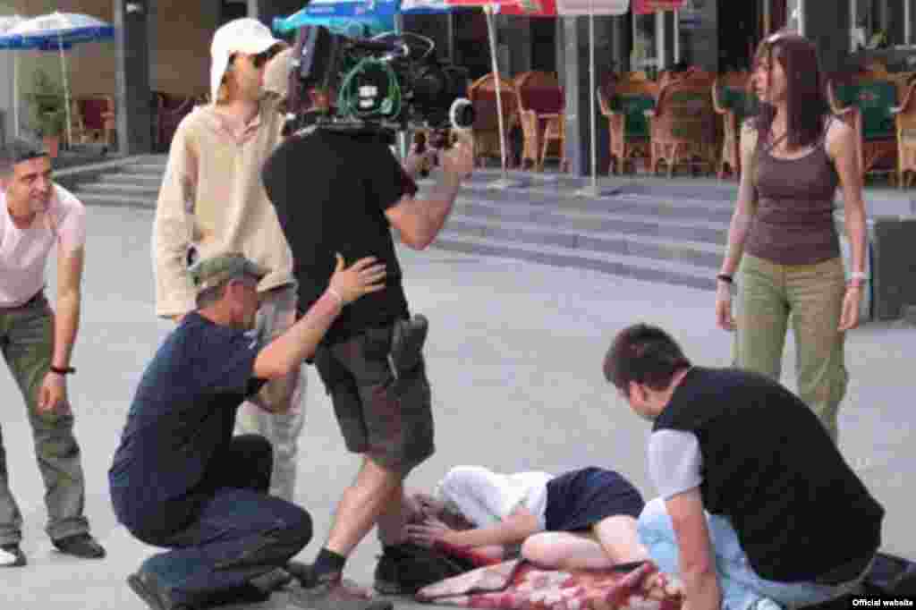 Čekanje - Ekipa filma ČEKANJE snimala je u periodu od 22. do 25. maja. Režiju potpisuje Daniel Beres iz Mađarske, a scenarista je Zacharias Mavroeidis iz Grčke. Uloge u filmu tumače Ivana Popović i Nebojša Đorđević iz Srbije, Maja Izetbegović, Mirza Tanović, Boris Ler, Jasenko Pašić, Mirela Lambić, Sanin Milavić i Mirna Kreso iz BiH. Zadovoljstvo nakon završenog snimanja nije skrivao ni reditelj Beres. Kako je istakao ekipa je vrijedno radila i sve je završeno prema planu. “Veoma smo umorni, ali se nadam da će se naš trud isplatiti“, kazao je Beres.