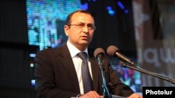 Armenia -- Artsvik Minasian, a senior member of Dashnaktsutyun, addresses a rally in Yerevan's Liberty square, 2May2012