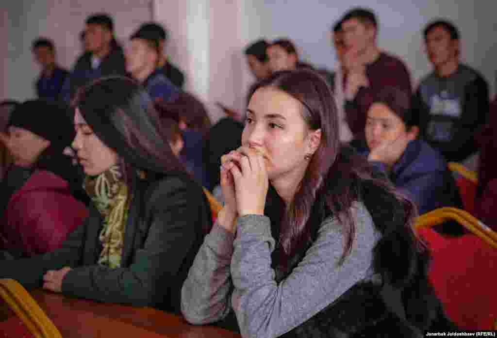 ОшМУнун студенттери. 