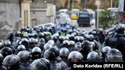 Силовики возле здания парламента Грузии. Тбилиси, 18 ноября 2019 года