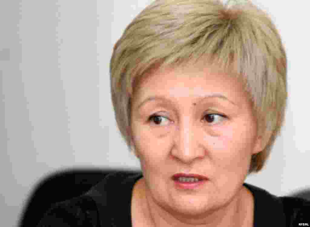 Тәуелсіз журналист Рамазан Есіргеповтың әйелі - Раушан Есіргепова. - «Алма-Ата Инфо» газетінің бас редакторы Рамазан Есіргепов ҰҚК-нің құпия құжаттарын жариялағаны үшін 3 жылға сотталған. Алматы, 19 тамыз, 2009 жыл.