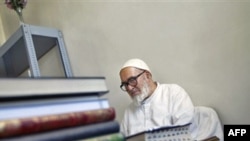 آیت‌الله منتظری در دفتر خود در قم