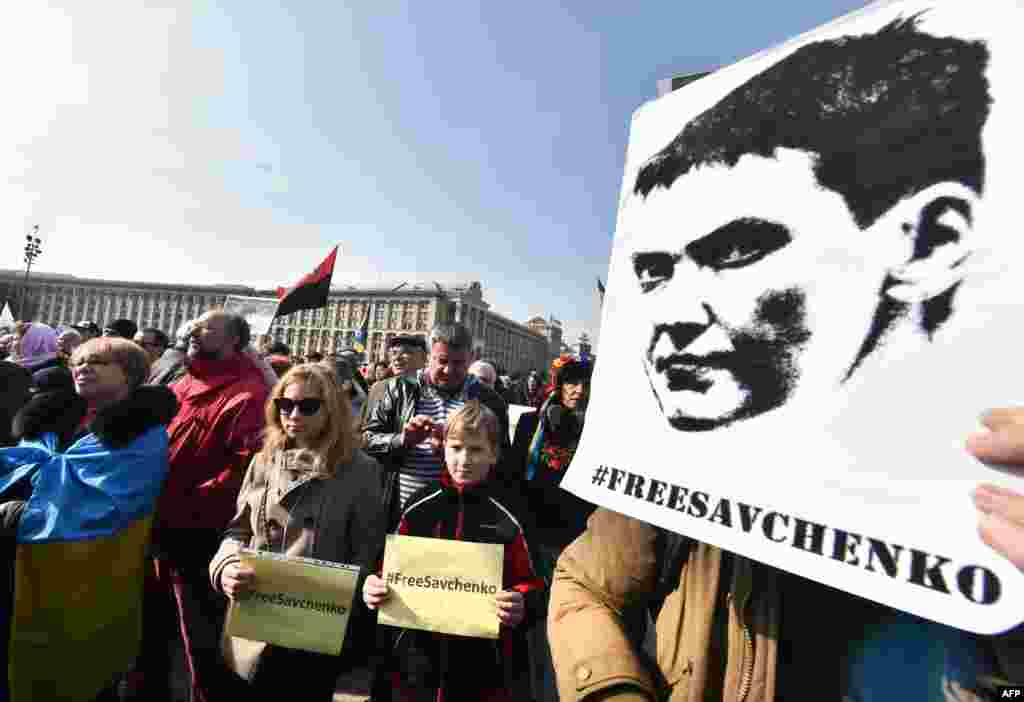 Киветегі акцияда "Савченкоға бостандық берілсін" деген жазуы бар плакат ұстап тұрған адам. 6 наурыз 2016 жыл.