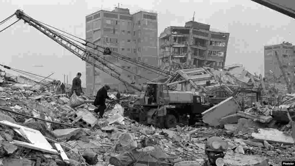 Декабрь 1988 года: землетрясение в Армении. Меньше чем за 20 секунд целые жилые кварталы превращаются в груды развалин. Специальные укрепляющие стержни, используемые при строительстве домов в сейсмоопасных районах, были ранее украдены и проданы на "черном рынке". Погибли более 30 тысяч человек. 