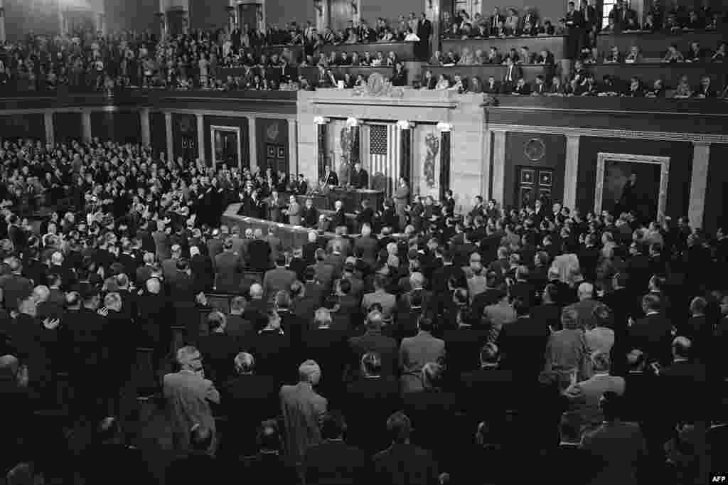 Президент Кеннеди выступает перед Конгрессом США 26 мая 1961 года, прося выделить деньги, чтобы отправить первого человека на Луну к 1970 году.