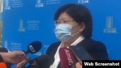 Журналистердің сұрақтарына жауап беріп тұрған Адам құқықтары жөніндегі уәкіл Эльвира Әзімова. Нұр-Сұлтан, 27 қазан 2021 жыл.