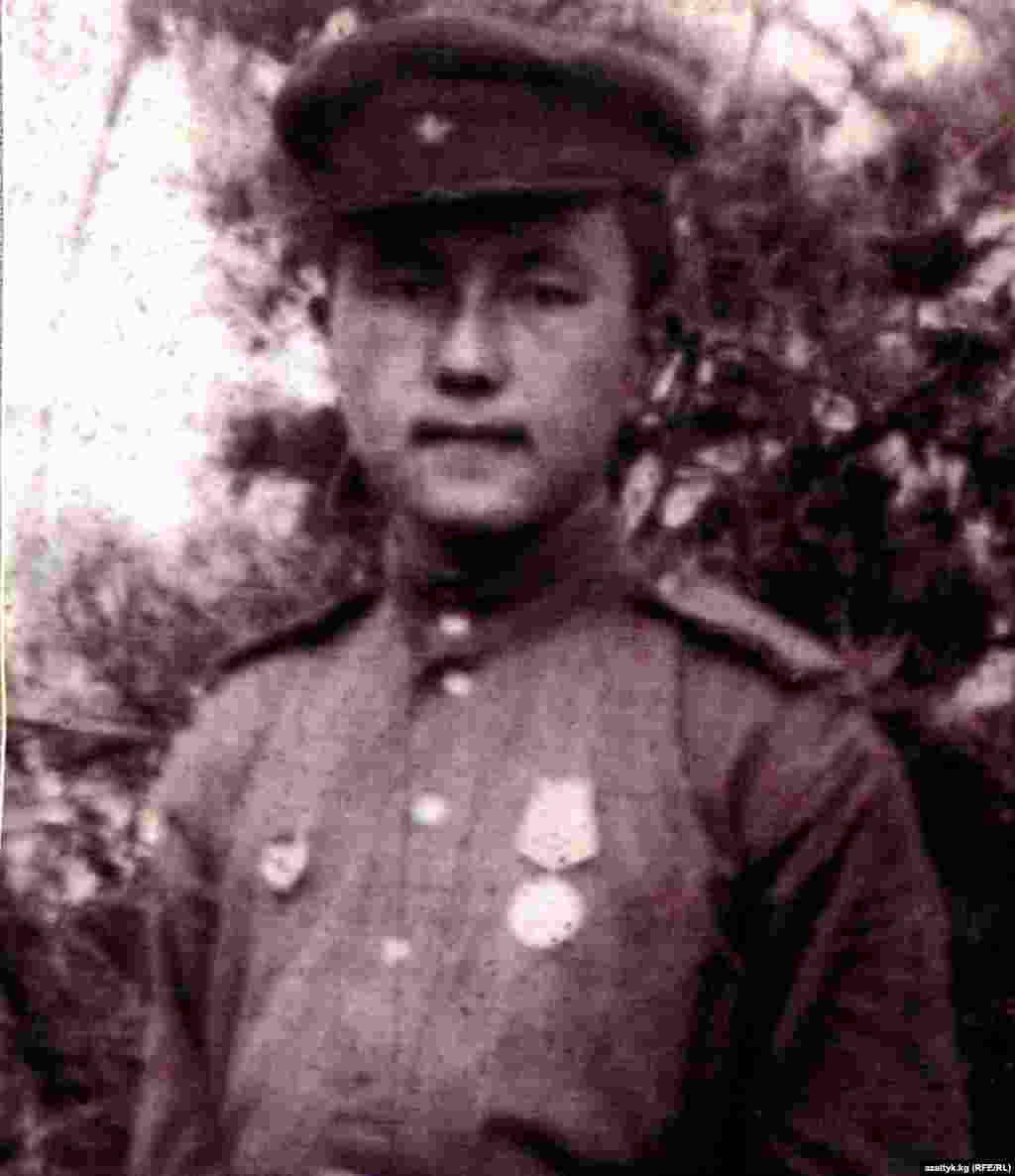 Акын жана Кыргыз Эл баатыры Сооронбай Жусуев 1925-жылы 15-майда Кара-Кулжа районундагы Алай-Куу өрөөнүндө жайгашкан Кызыл-Жар кыштагында туулган. Айыл мектебин бүтөрү менен 18 жашында армияга алынып, 1943–1945-жылдары Панфилов атындагы 8-гвардиялык дивизияда байланышчы болуп кызмат өтөп, майданда эки жолу жарадар болгон. Ал 1945-жылы үйүнө кайткан. Акын 2016-жылы 91 жашында дүйнө салган. 