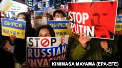 Акция протеста против войны в Украине у здания российского посольства в Токио