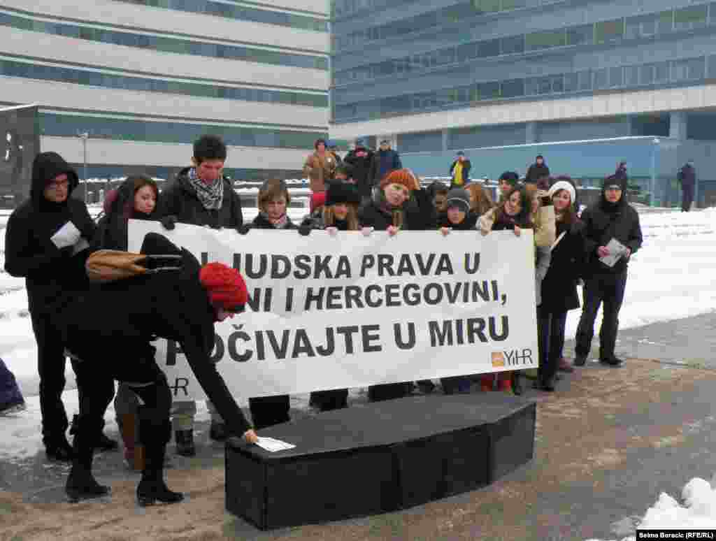 Performans "Sahrana ljudskih prava u BiH" na sarajevskim ulicama, 10. decembar 2012.