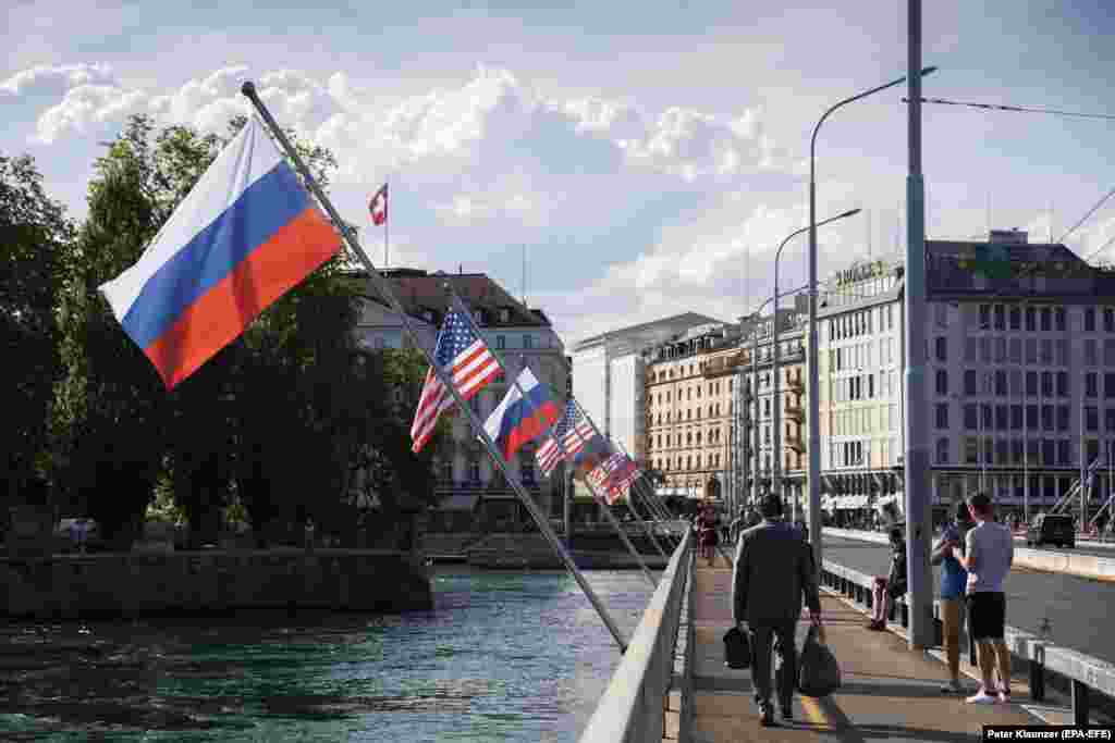Флаги России и США развеваются на мосту Монблан 15 июня. 