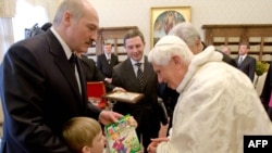Мікола Лукашэнка дорыць буквар папу рымскаму Бэнэдыкту XVI.