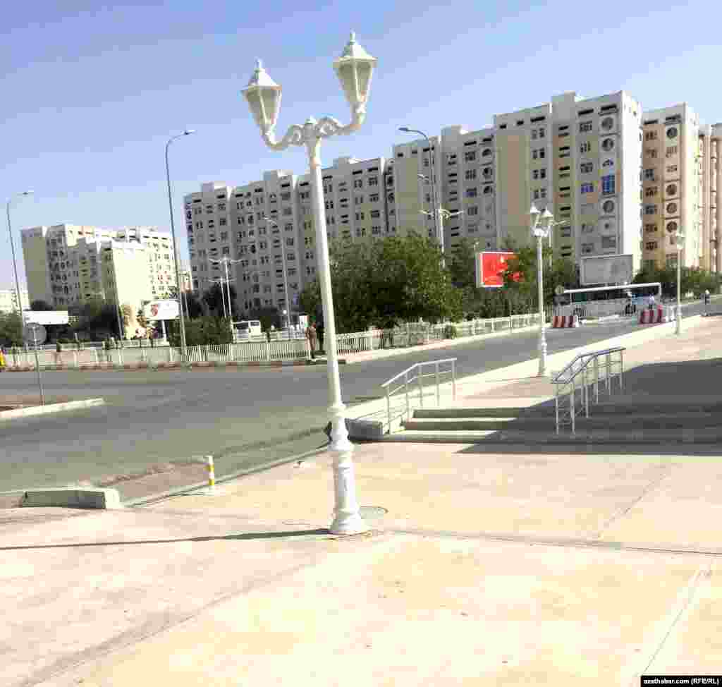 Чтобы не допустить въезда иногороднего транспорта в столицу, власти Туркменистана в этом году построили на окраине Ашгабата «перехватывающую автостоянку» для автомобилей из регионов.